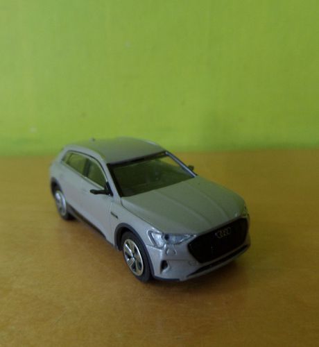 Minichamps H0 870018221 Audi E-tron