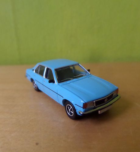 PCX H0 870812 Opel Ascona B Licht blauw