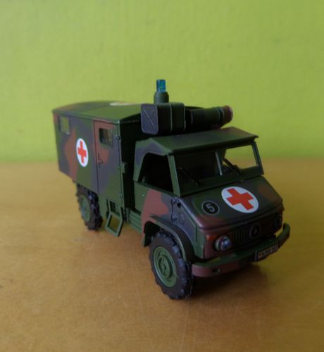 Schuco H0 26670  MB Unimog S404 Sanka