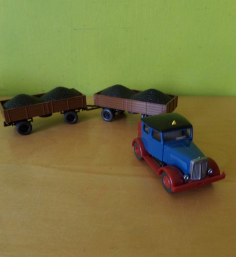 Wiking H0 Hanomag met kolenwagens