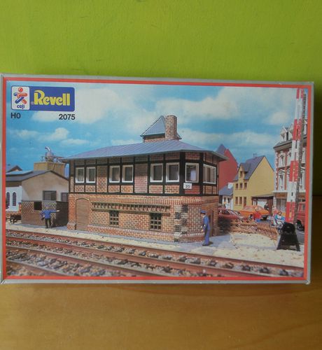 Revell H0 2075 Overweg baanhuis
