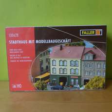 Faller H0 130628  Stadshuis met modelbouw winkel