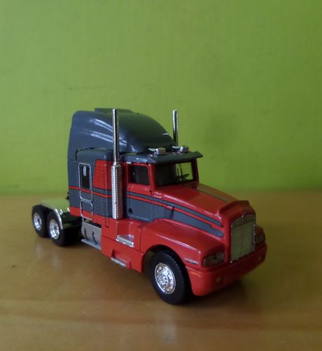 Brekina H0 85933 Kenworth T 600 grijs / rood