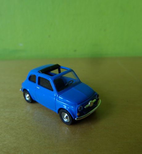 Busch H0 48724 Fiat 500 blauw