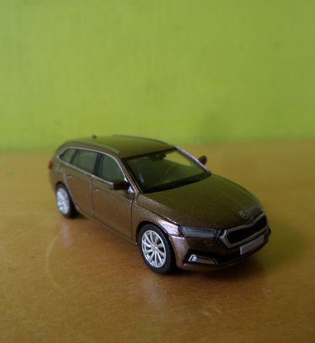 PCX H0 870599 Skoda Octavia IV Combi bruin