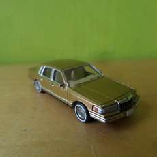 PCX H0 870911 Lincoln Towncar goud