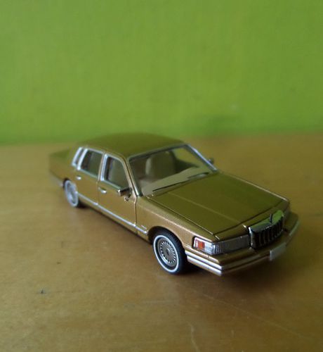 PCX H0 870911 Lincoln Towncar goud
