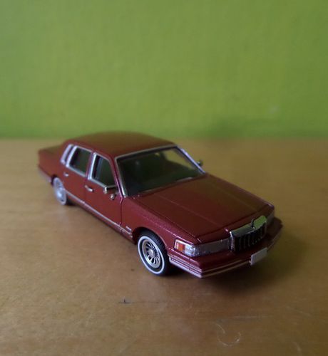 PCX H0 870909 Lincoln Towncar donker rood