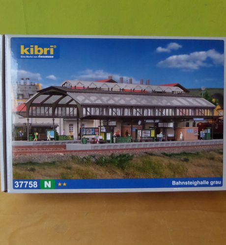 Kibri N 37758 Grote stations hal grijs