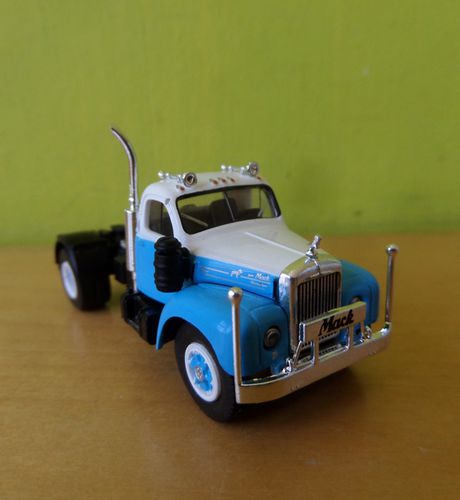Brekina H0 85976  Mack B-61 wit / blauw
