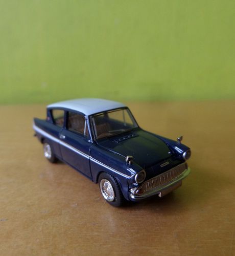 Brekina H0 19337 Ford Anglia donker blauw / wit