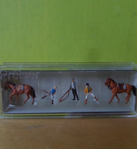 Preiser N 79185 Op de manege