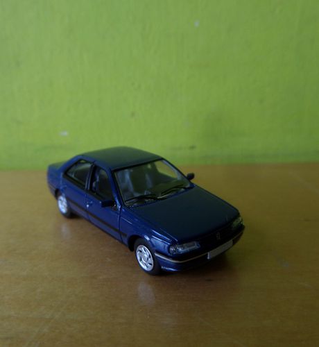 PCX H0 870747 Peugeot 405 donker blauw