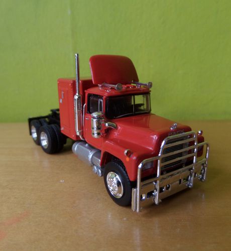 Brekina H0 85801  Mack RS 700 rood