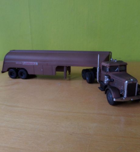 Brekina H0 85764  Peterbilt 281 "Rusty"