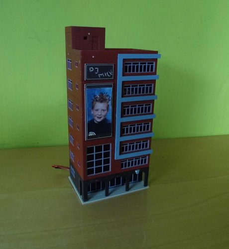 Merk ? N  Grote  flat met arcade
