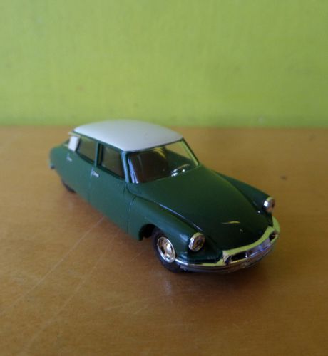 Busch H0 48020 Citroen DS donker groen / wit