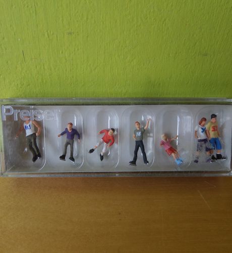 Preiser H0 10496 Skaters