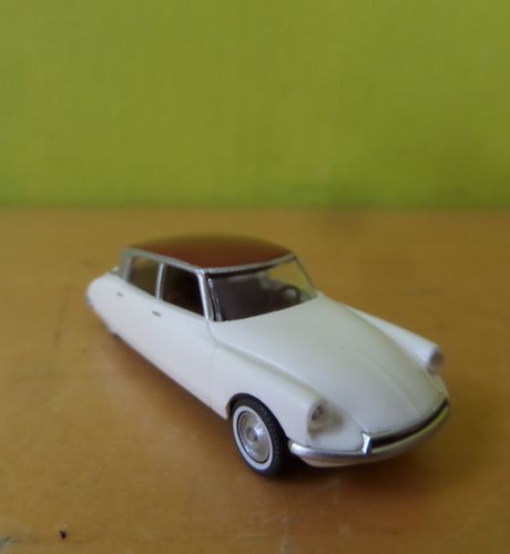 Wiking H0 80713 Citroen ID 19 wit / rood dak