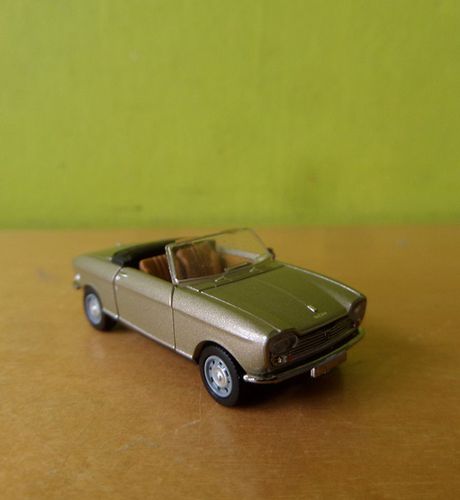 Brekina H0 29177 Peugeot 204 Cabrio goud