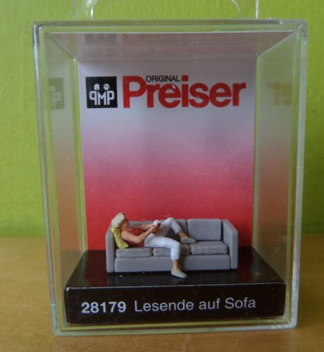 Preiser H0 28179 Boekje lezen op de bank