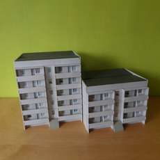 Piko H0  Flatgebouw set  in " plattenbouw " stijl