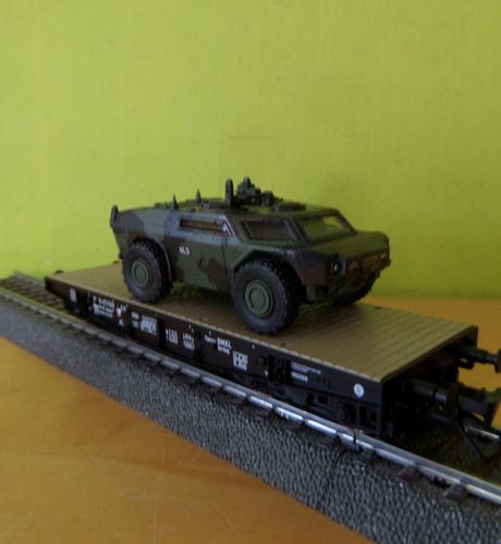 Roco H0 66421 NS zwaarlast wagon met "Fennek'