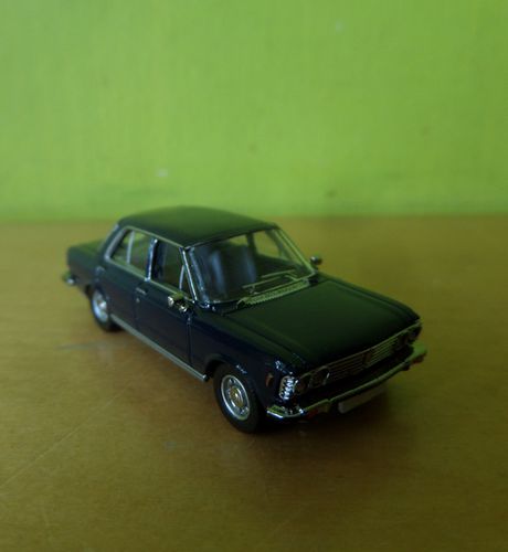 PCX H0 870638 Fiat 130 donker blauw