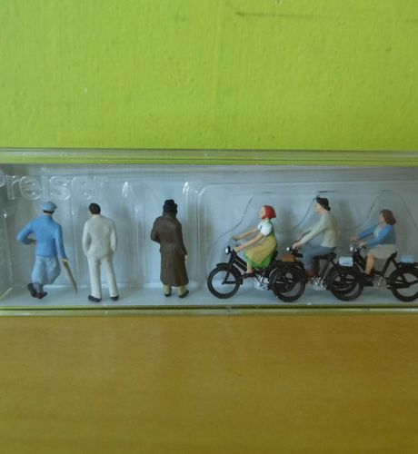 Preiser H0 12484 Passanten en fietsers