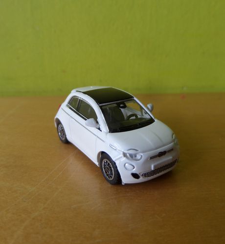 PCX H0 870561 Fiat 500 E  wit