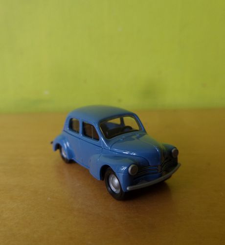 Busch H0 89111 Renault 4 CV blauw