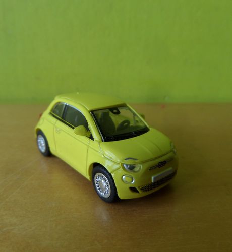PCX H0 870562 Fiat 500 E  licht geel