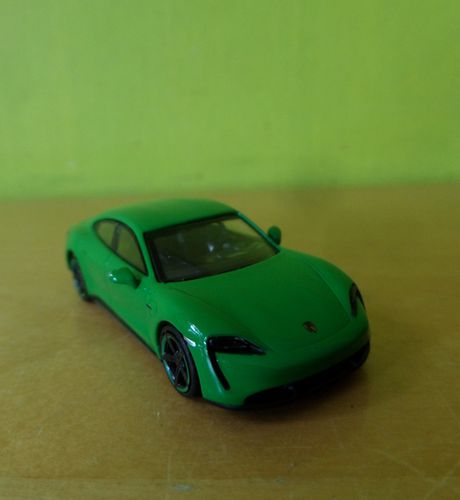 Minichamps H0 870068402 Porsche Taycan