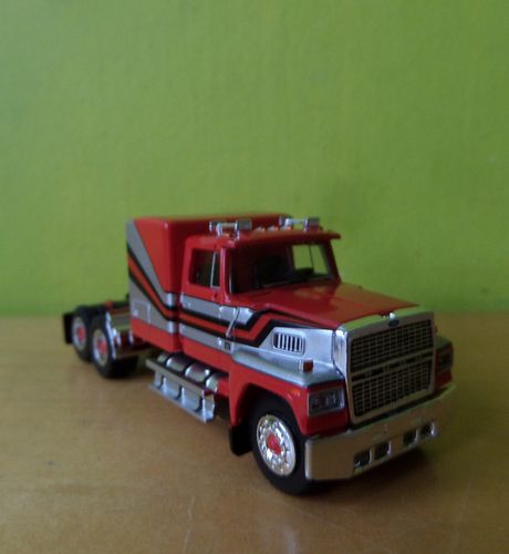 Brekina H0 85875  Ford LTL 9000  rood / zilver