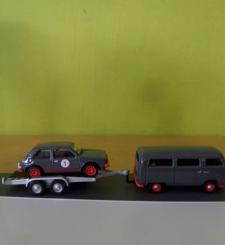Schuco H0 07067 VW T2 bus met aanhanger VW Golf 1 GTI