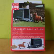 Busch H0 79858 Pony in de aanhanger doen