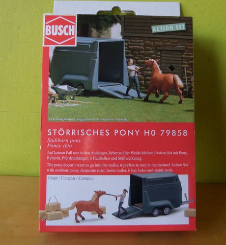 Busch H0 79858 Pony in de aanhanger doen