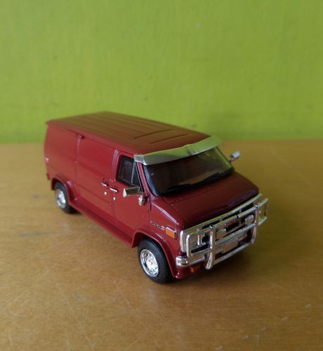 Brekina H0 18259 GMC Vandura rood