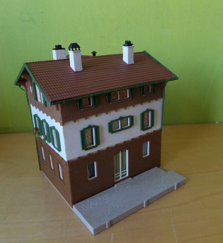 Vollmer H0 Stads woning bij het spoor