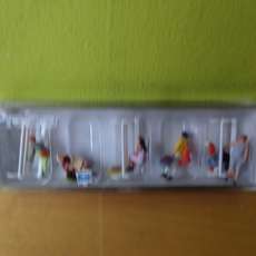 Preiser H0 10738 Zittende winkelende mensen