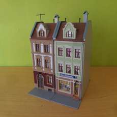Kibri H0  2x Stadspanden met winkels