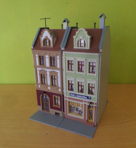 Kibri H0  2x Stadspanden met winkels