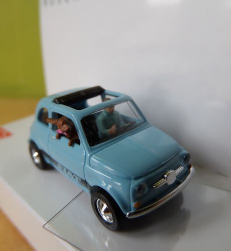 Busch H0 48735 Fiat 500 met hond en baasje