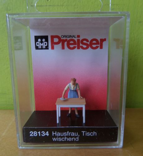 Preiser H0 28134 Huisvrouw maakt de tafel schoon