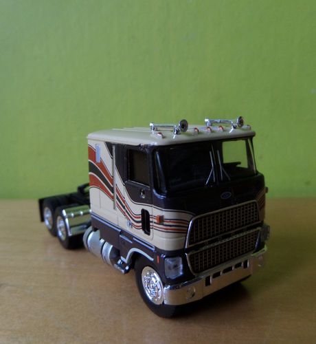 Brekina H0 85852  Ford CLT 9000 beige / bruin