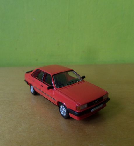 PCX H0 870264 Audi 80  rood