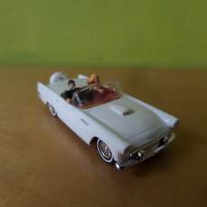Busch H0 44245 Ford Thunderbird met passagiers