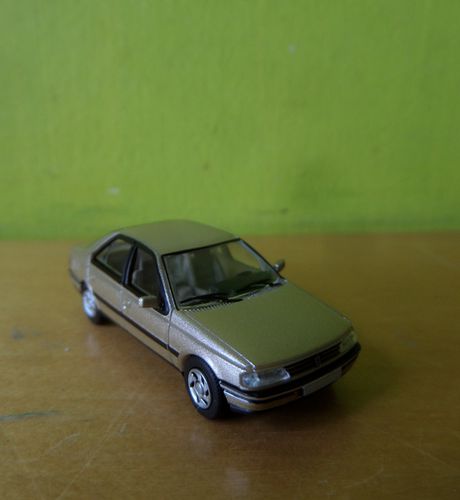 PCX H0 870745 Peugeot 405 beige