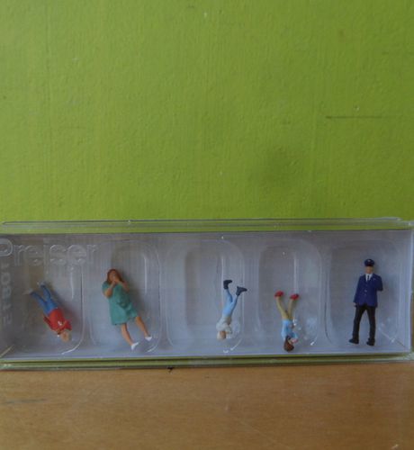 NIEUW ! Preiser H0 10815 Genieten van een ijsje