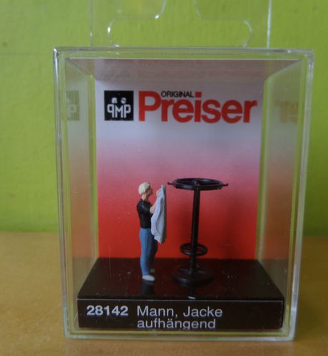 Preiser H0 28142 Jas ophangen